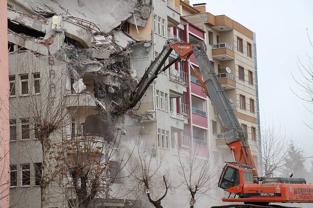 Depremde Ağır Hasar Alan Binalar Yıkılmaya Devam Ediyor