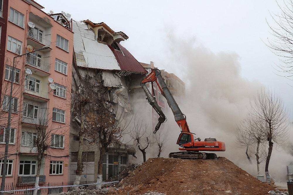 Depremde Ağır Hasar Alan Binalar Yıkılmaya Devam Ediyor