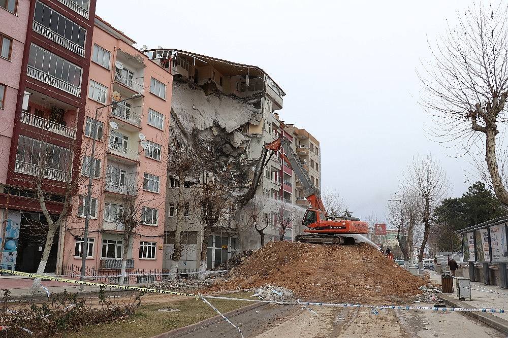 Depremde Ağır Hasar Alan Binalar Yıkılmaya Devam Ediyor