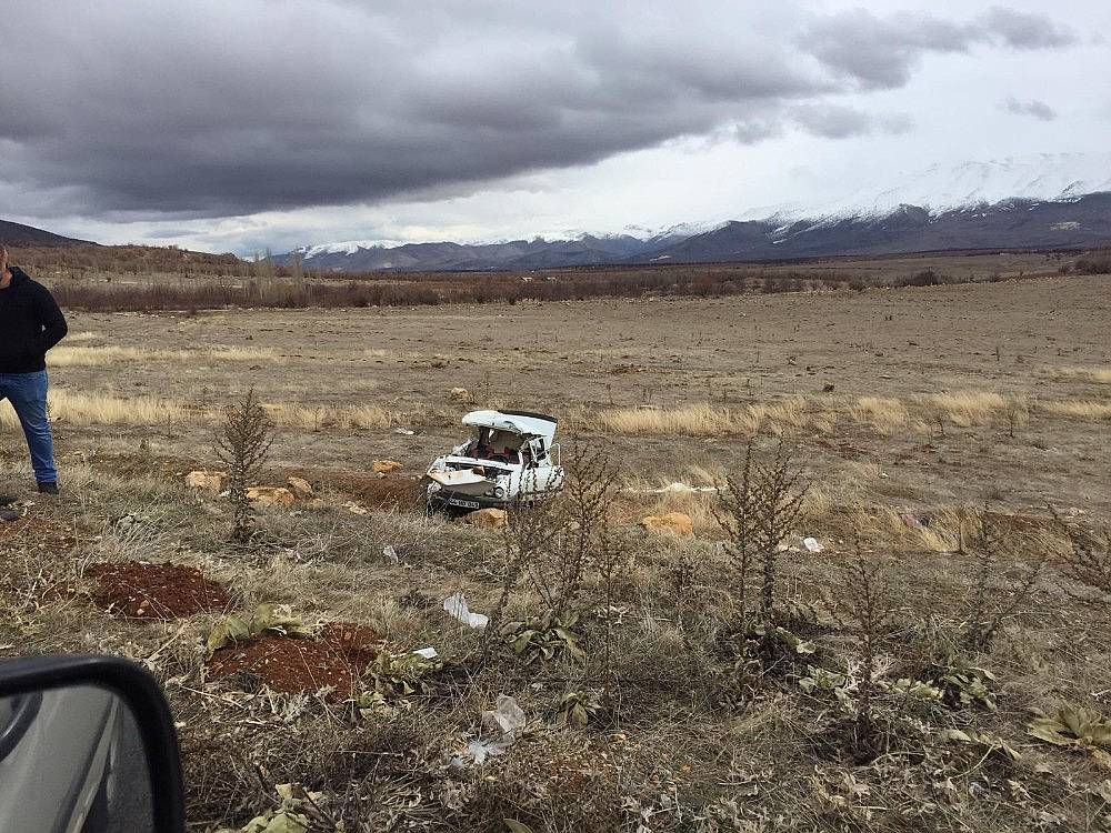 Doğanşehir'de Otomobil Şarampole Devrildi: 3 Yaralı
