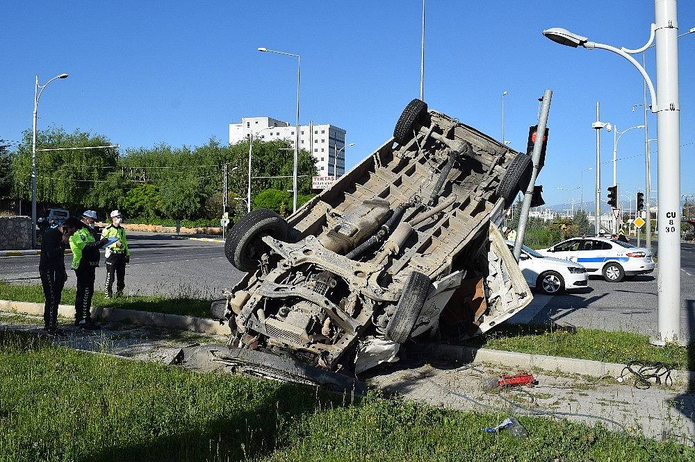 Otomobil Minibüse Çarptı: 3 Yaralı