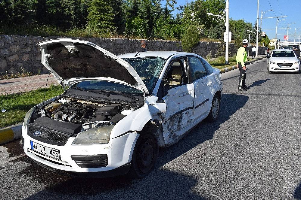 Otomobil Minibüse Çarptı: 3 Yaralı