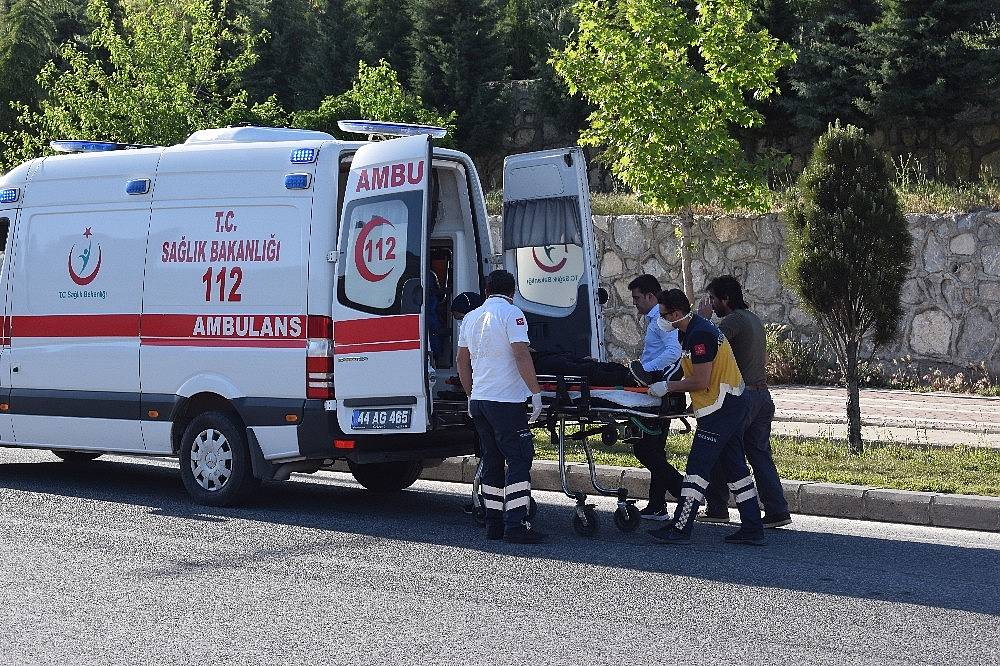 Otomobil Minibüse Çarptı: 3 Yaralı