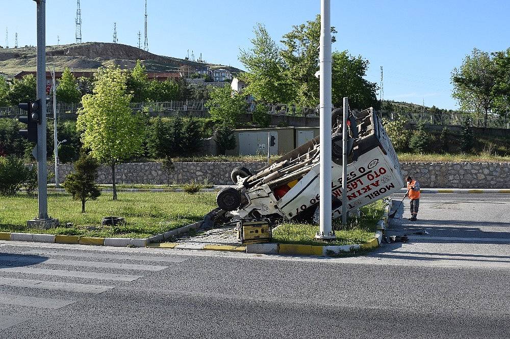 Otomobil Minibüse Çarptı: 3 Yaralı