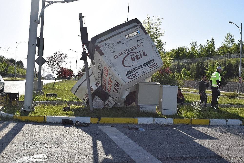 Otomobil Minibüse Çarptı: 3 Yaralı