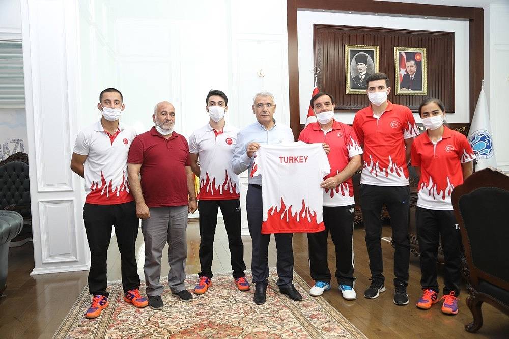 Başarılı Badmintonculardan Başkan Güder'e ziyaret