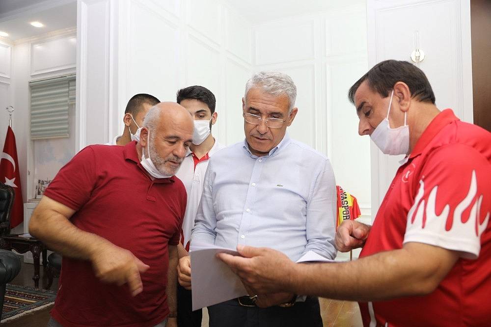 Başarılı Badmintonculardan Başkan Güder'e ziyaret