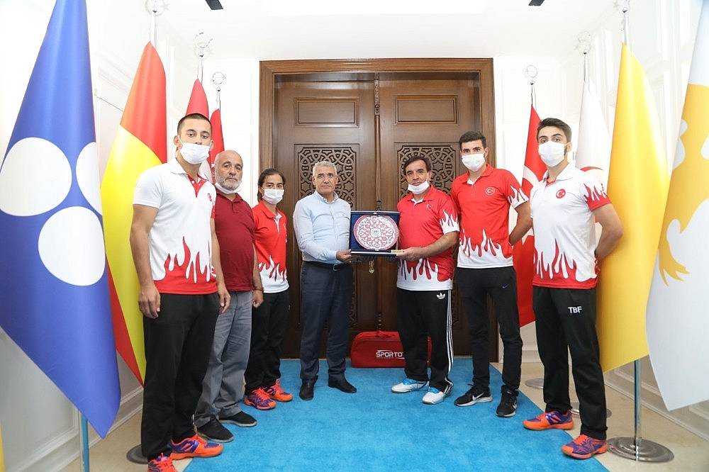 Başarılı Badmintonculardan Başkan Güder'e ziyaret
