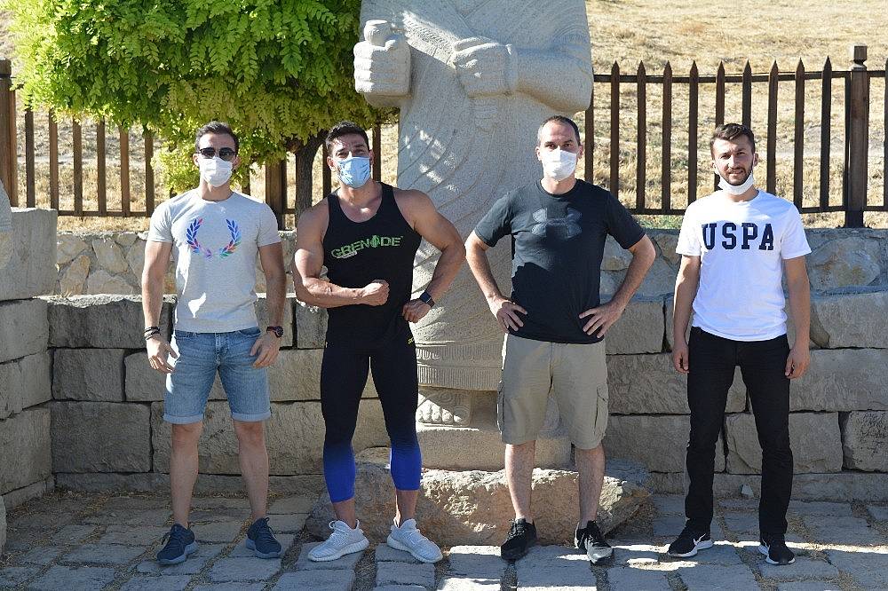 Milli vücut geliştirme şampiyonu Gürsoy, genç sporcularla bir araya geldi