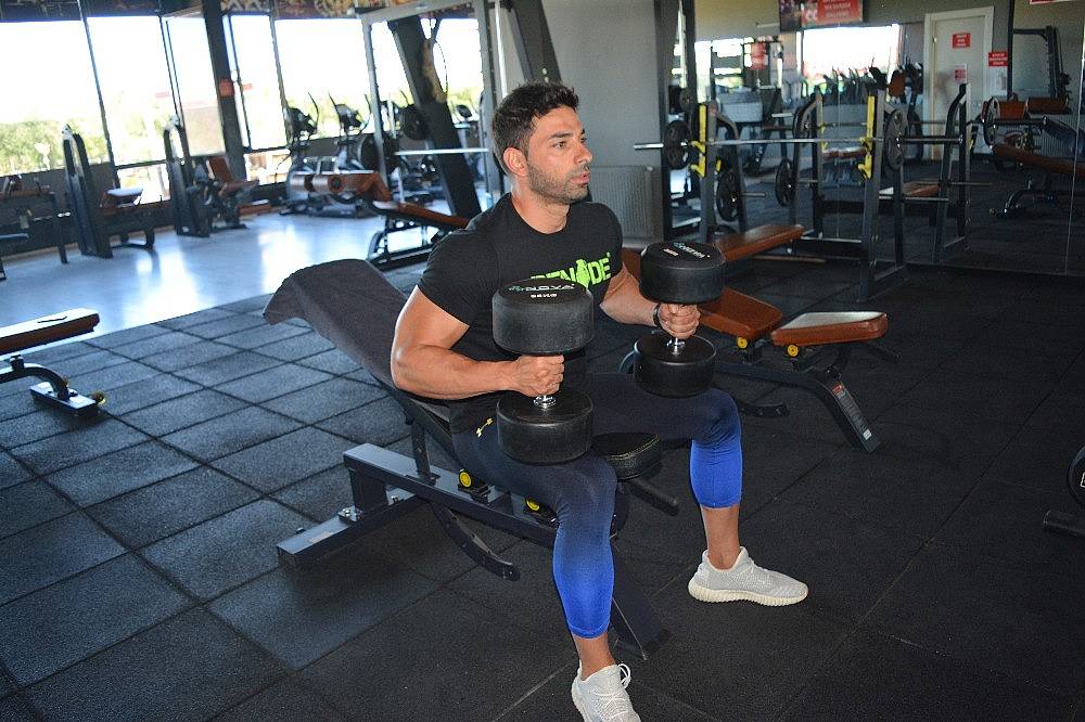 Milli vücut geliştirme şampiyonu Gürsoy, genç sporcularla bir araya geldi