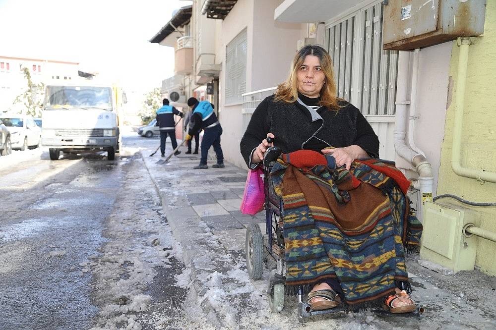 Engellinin yardımına belediye ekipleri yetişti