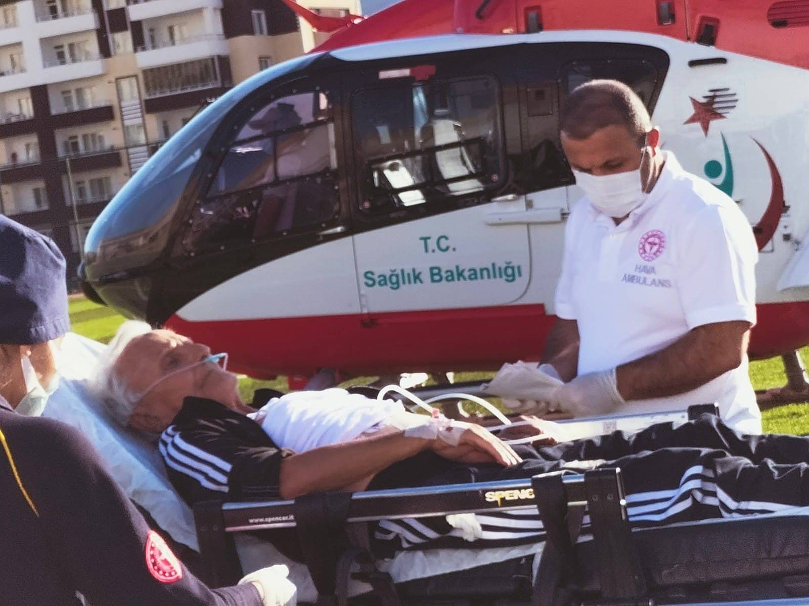 Kalp krizi geçiren yaşlı adamın imdadına hava ambulansı yetişti