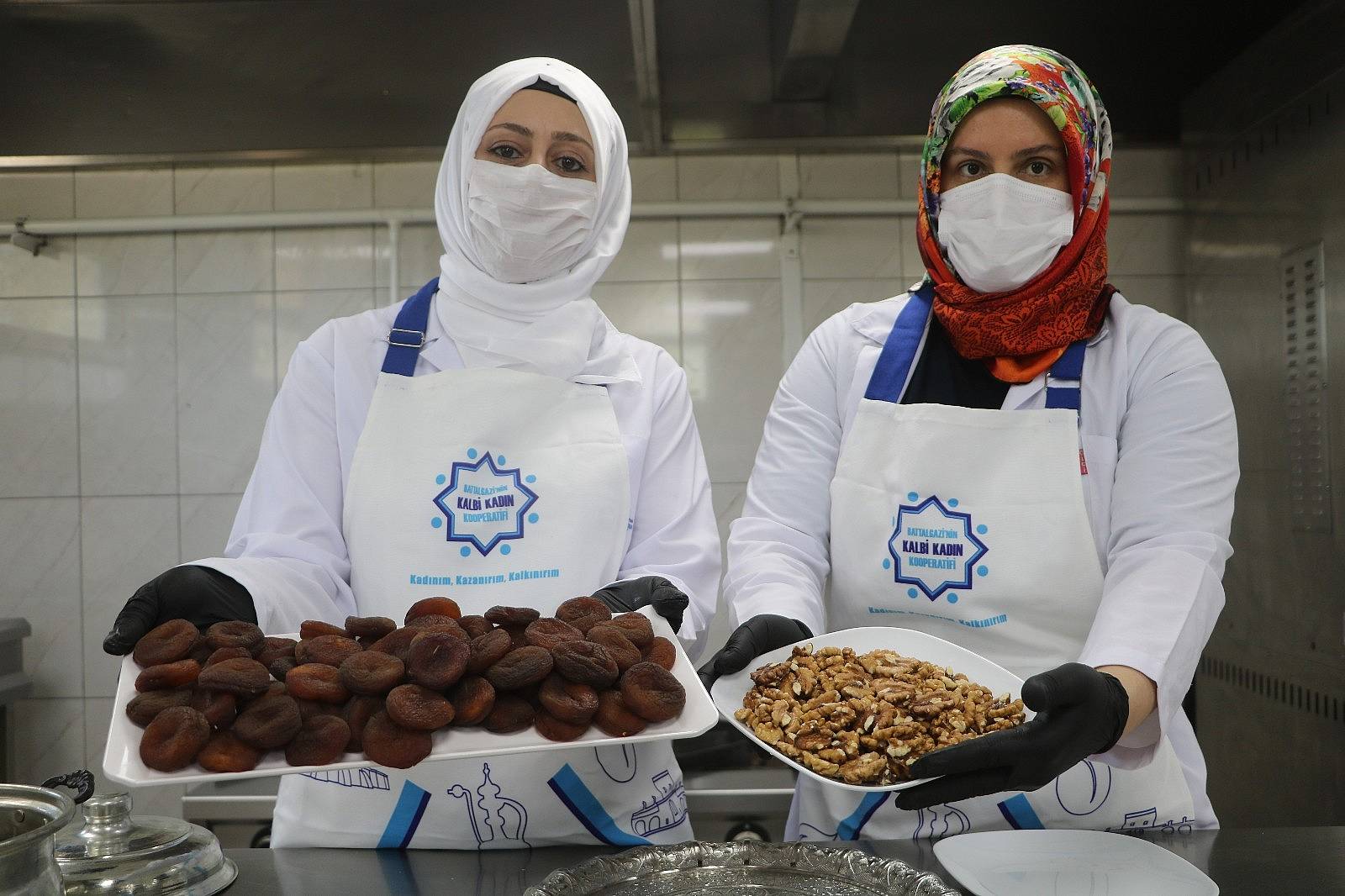 Kayısı tatlısı lezzetiyle damak çatlatıyor