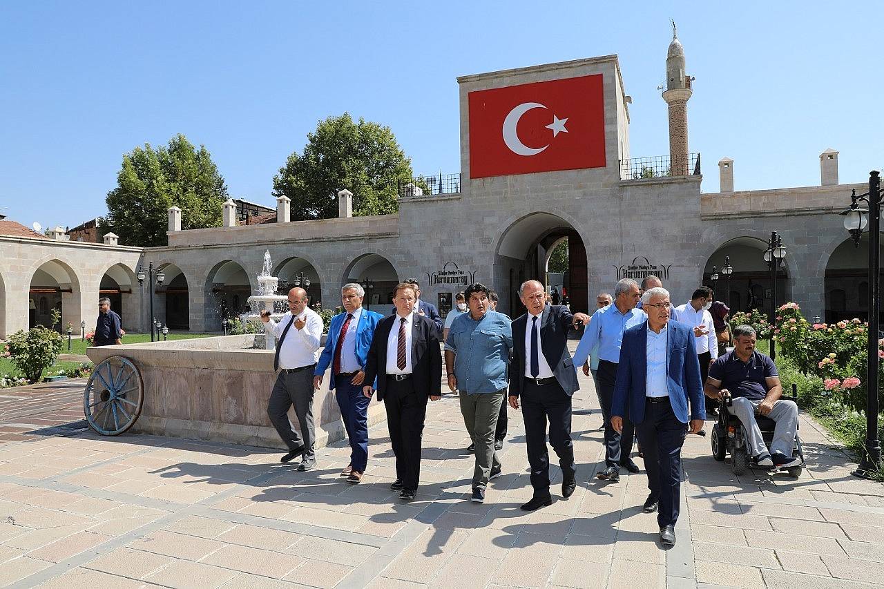 Başkan Güder, Balıkesir'den gelen misafirleri tarihi mekanlarda ağırladı