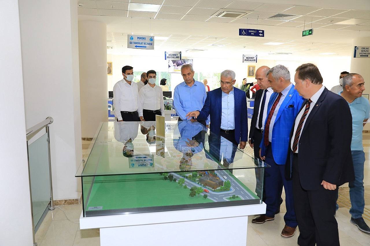 Başkan Güder, Balıkesir'den gelen misafirleri tarihi mekanlarda ağırladı