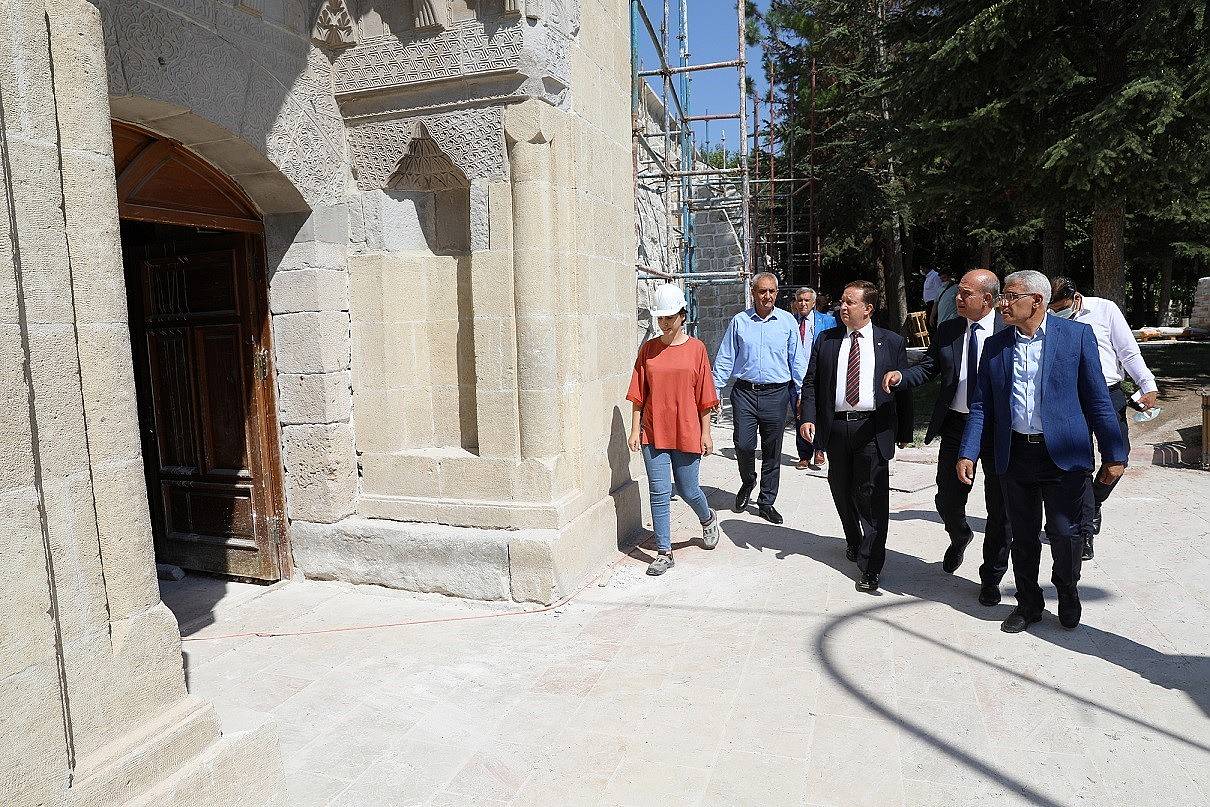 Başkan Güder, Balıkesir'den gelen misafirleri tarihi mekanlarda ağırladı