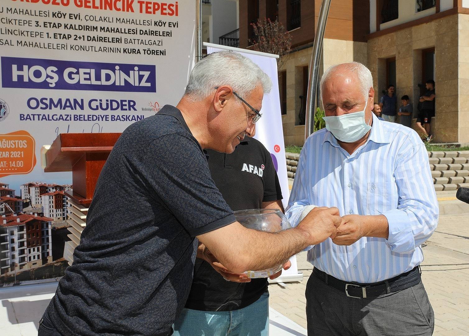Battalgazi'deki depremzedeler köy tipi evlerine kavuştu