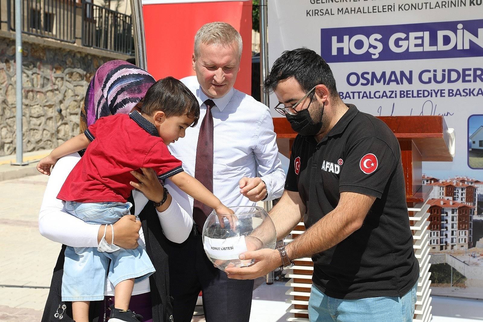 Battalgazi'deki depremzedeler köy tipi evlerine kavuştu