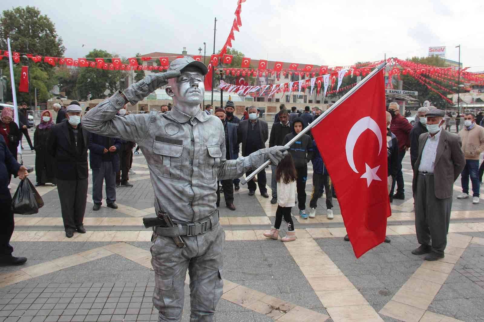 Asker selamı veren canlı heykel rekor denemesine başladı