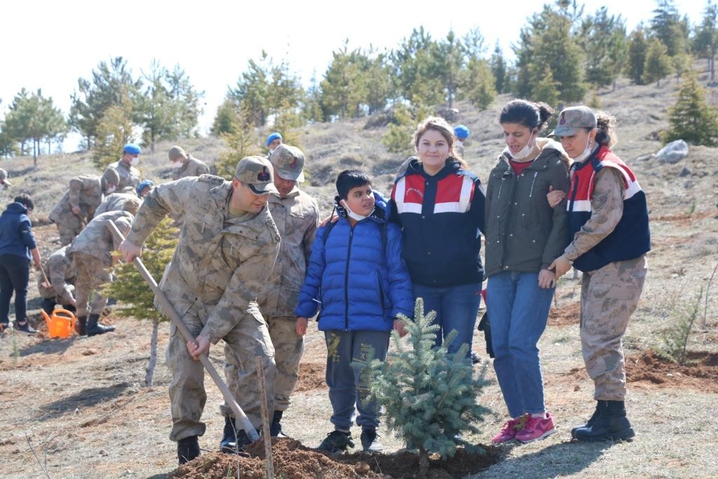 Orman Haftasında Jandarma öğrencilerle birlikte ağaç dikti