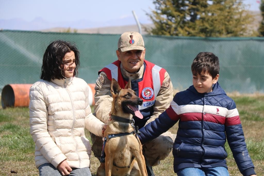 Orman Haftasında Jandarma öğrencilerle birlikte ağaç dikti