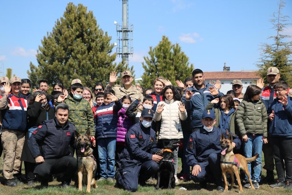 Orman Haftasında Jandarma öğrencilerle birlikte ağaç dikti