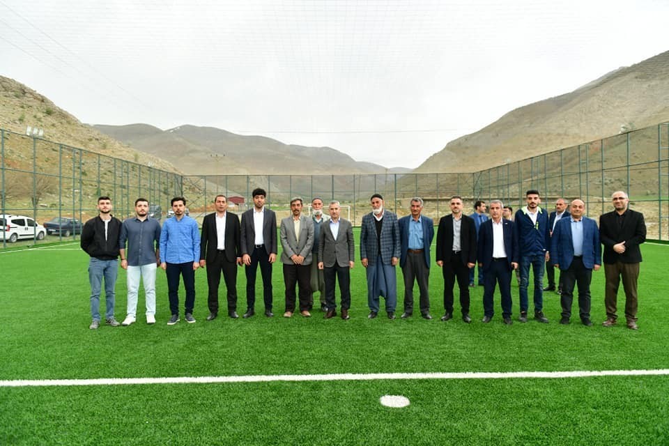 Gençler halı saha istedi, Başkan Çınar yerine getirdi