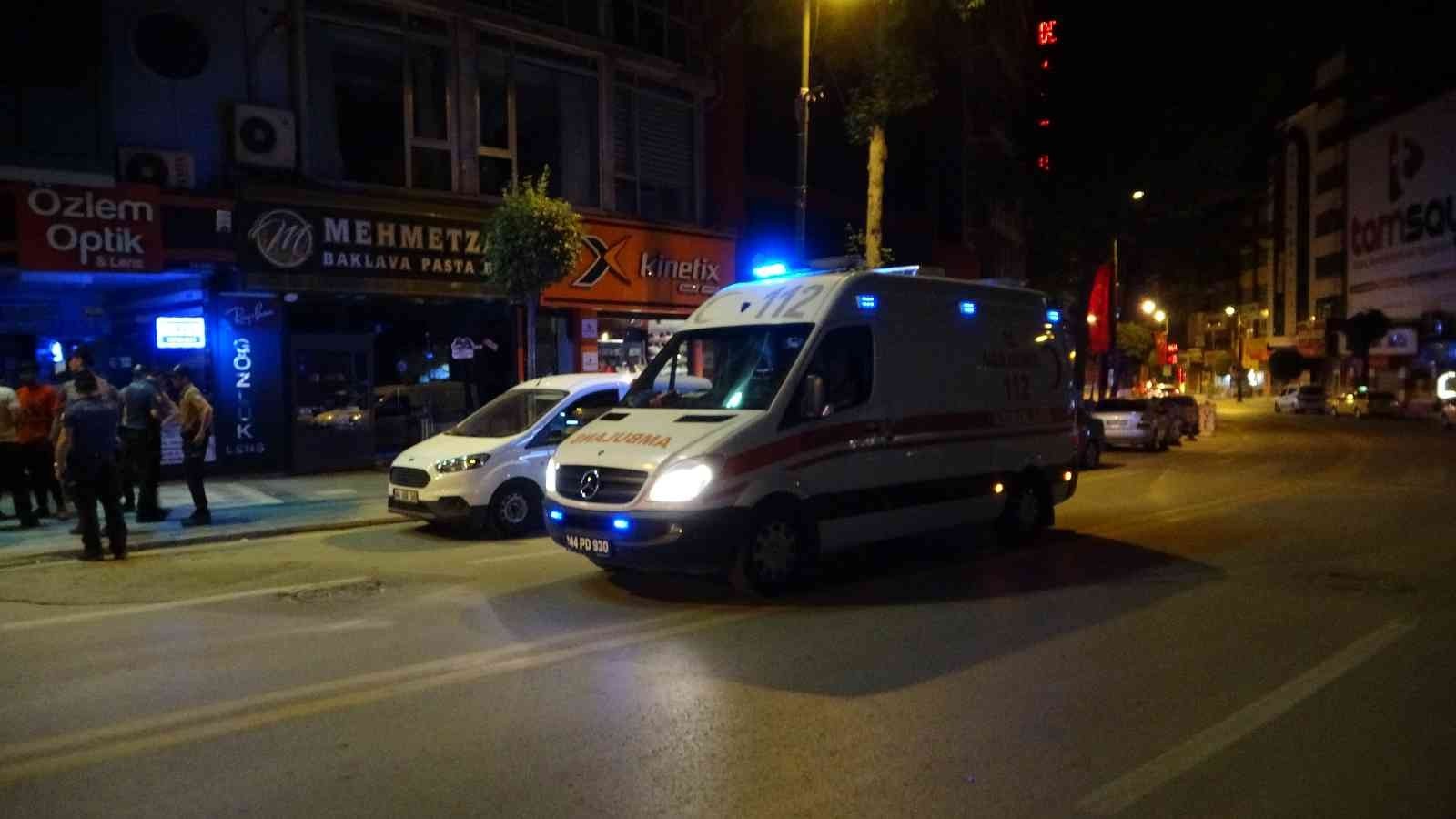 Eğlence merkezinde bıçaklı kavga: 3 yaralı