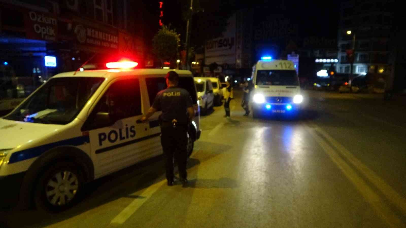 Eğlence merkezinde bıçaklı kavga: 3 yaralı