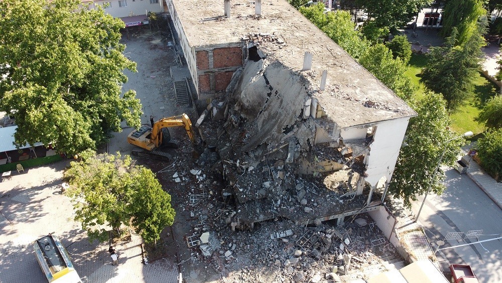 Eski kaymakamlık binasının yıkımına başlandı