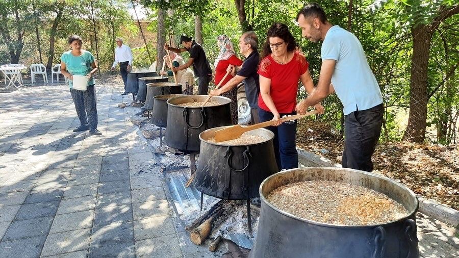 Arapgir'de vatandaşlara aşure ikramı