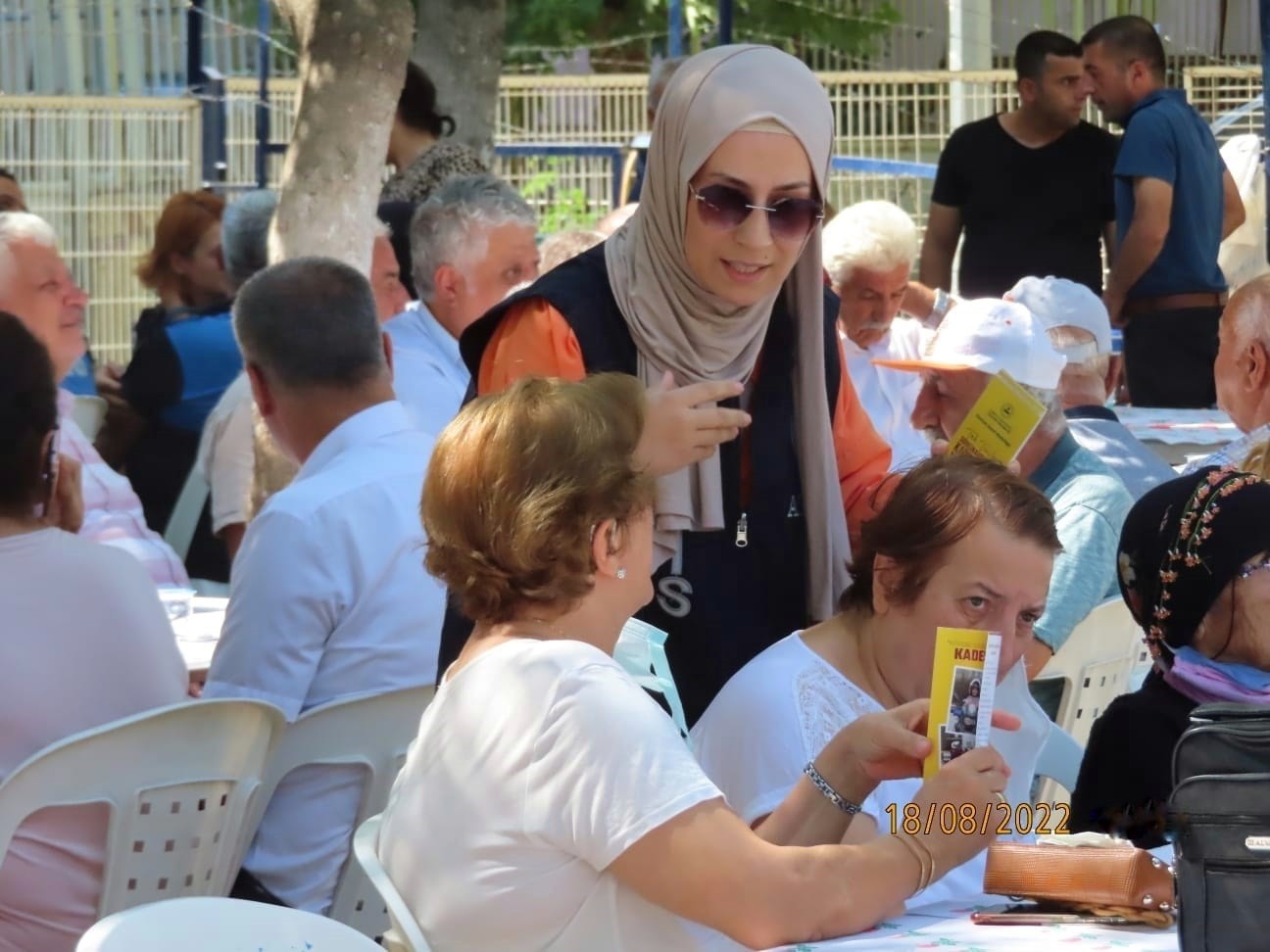 Polis ekipleri, kadınlara KADES'i anlattı