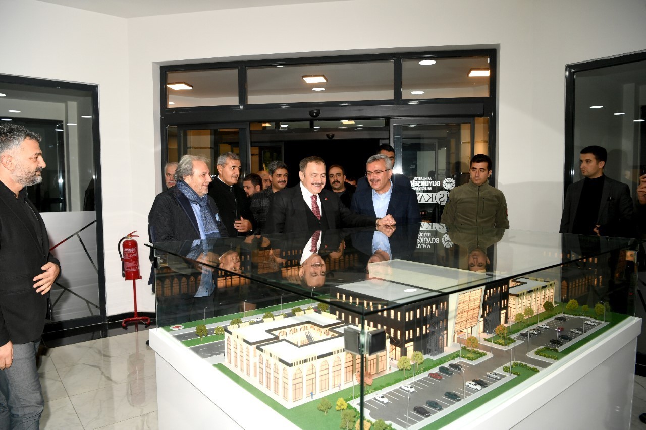 Eroğlu'ndan Dünya Kayısı Ticaret Merkezine övgü