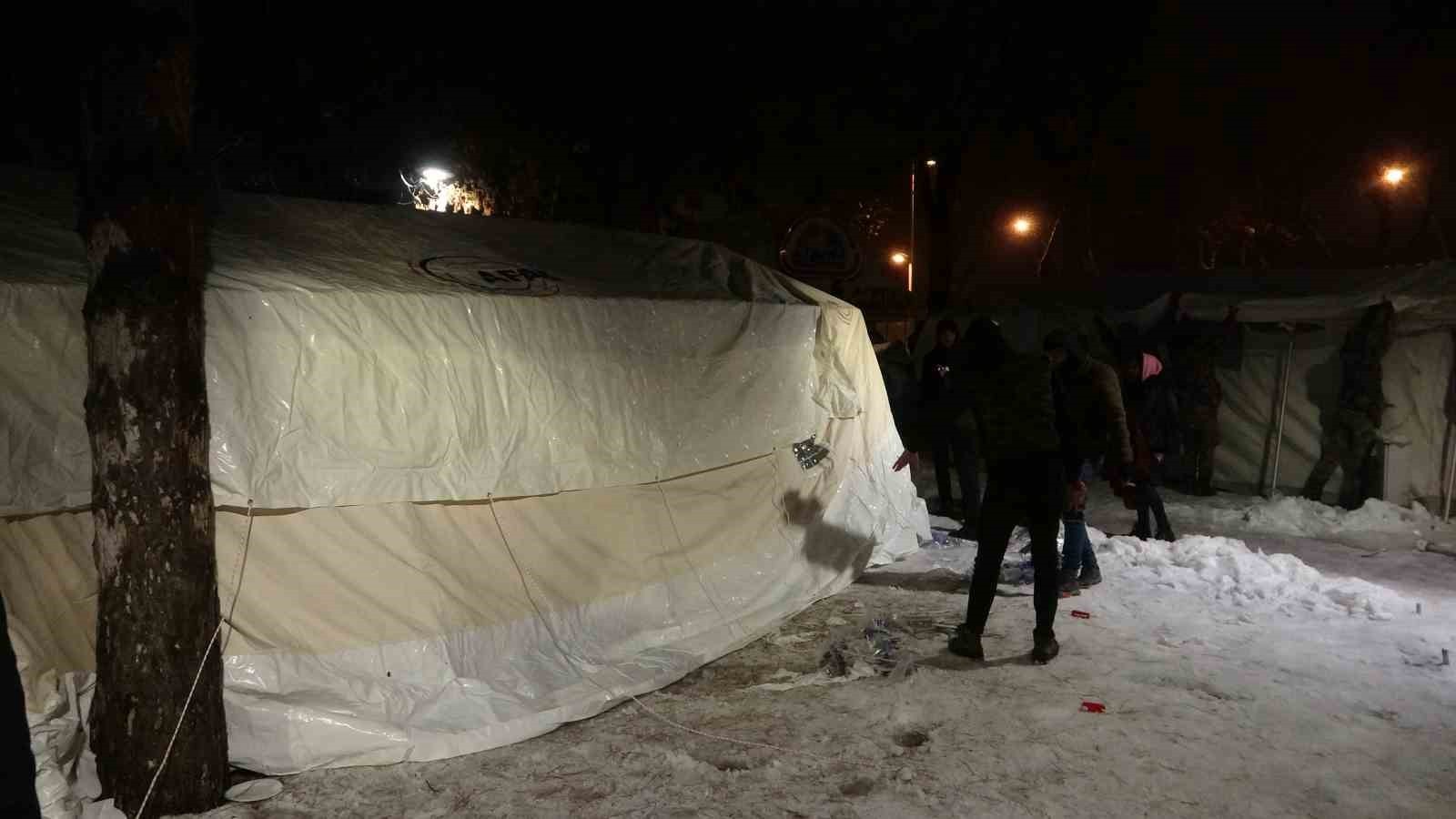 Malatya'da mehmetçik çadır kuruyor