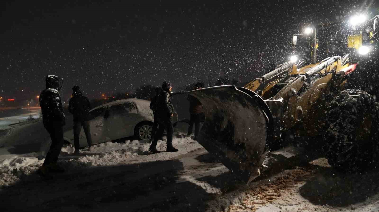 Battalgazi'de karda mahsur kalan araç kurtarıldı
