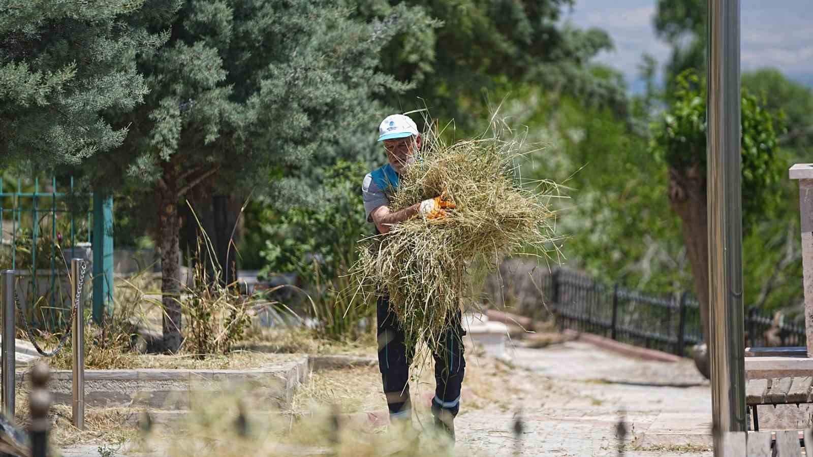Battalgazi Belediyesi'nden mezarlıklarda bayram temizliği