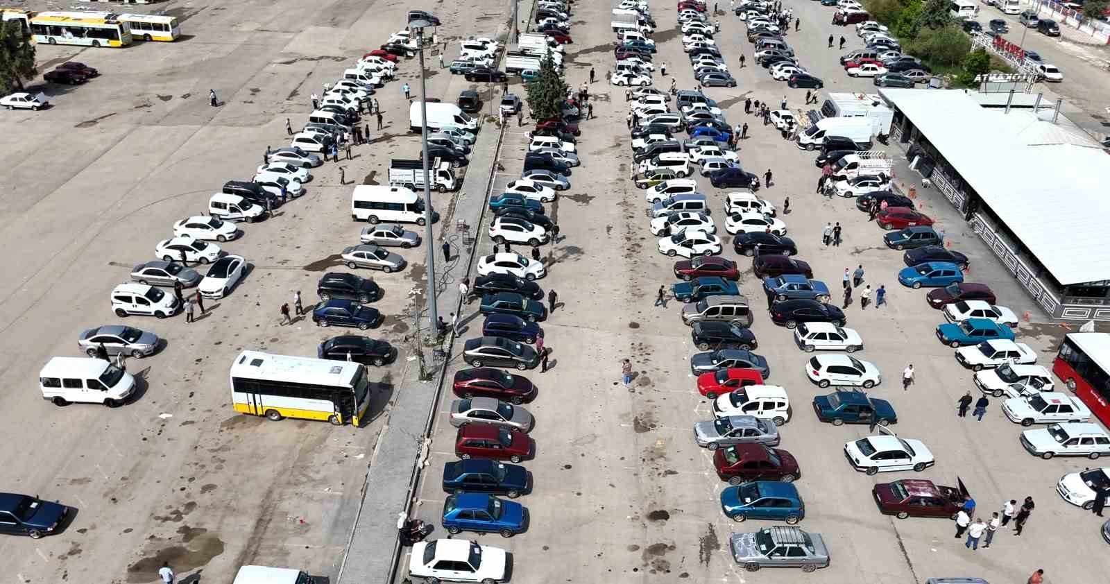 Malatya Açık Oto Pazarı'nda satıcı da alıcı da beklemede