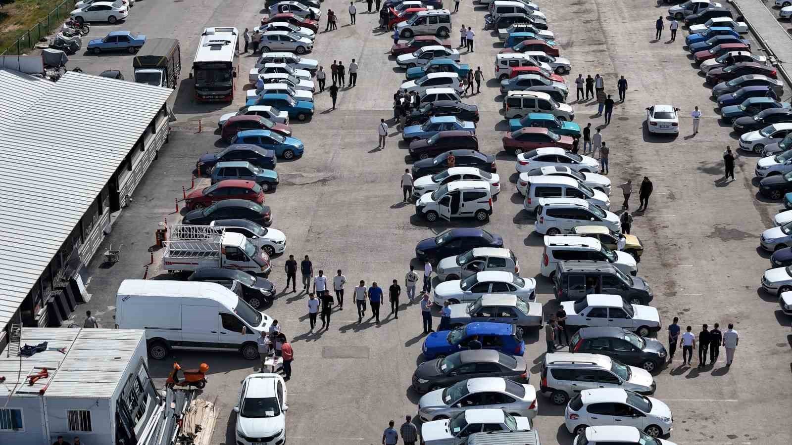 Malatya Açık Oto Pazarı'nda satıcı da alıcı da beklemede