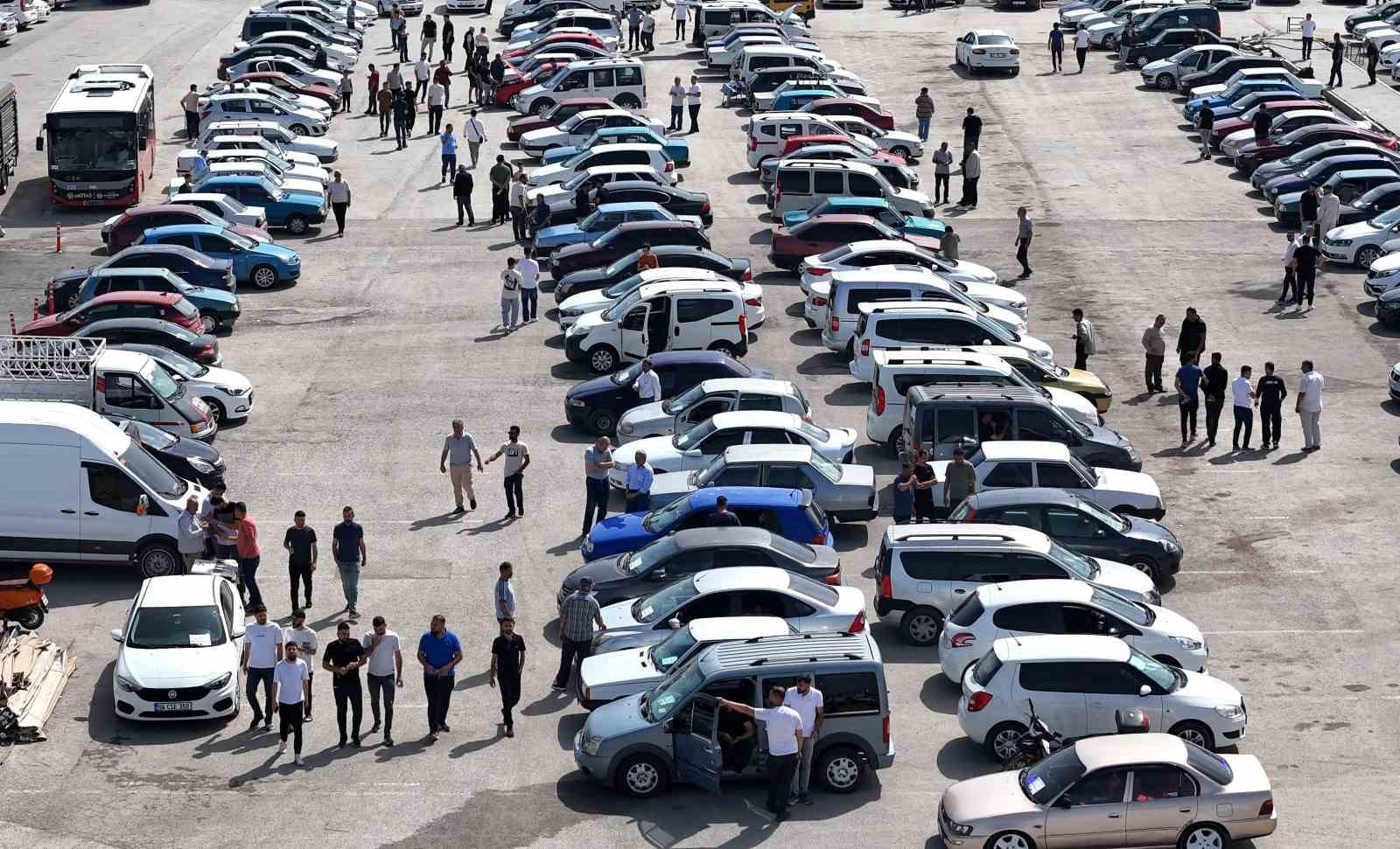 Malatya Açık Oto Pazarı'nda satıcı da alıcı da beklemede