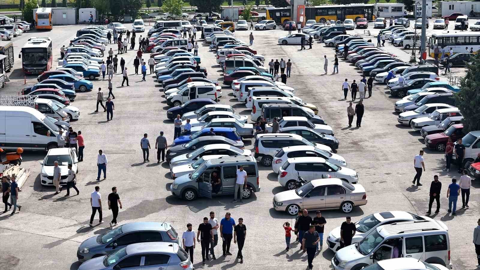 Malatya Açık Oto Pazarı'nda satıcı da alıcı da beklemede