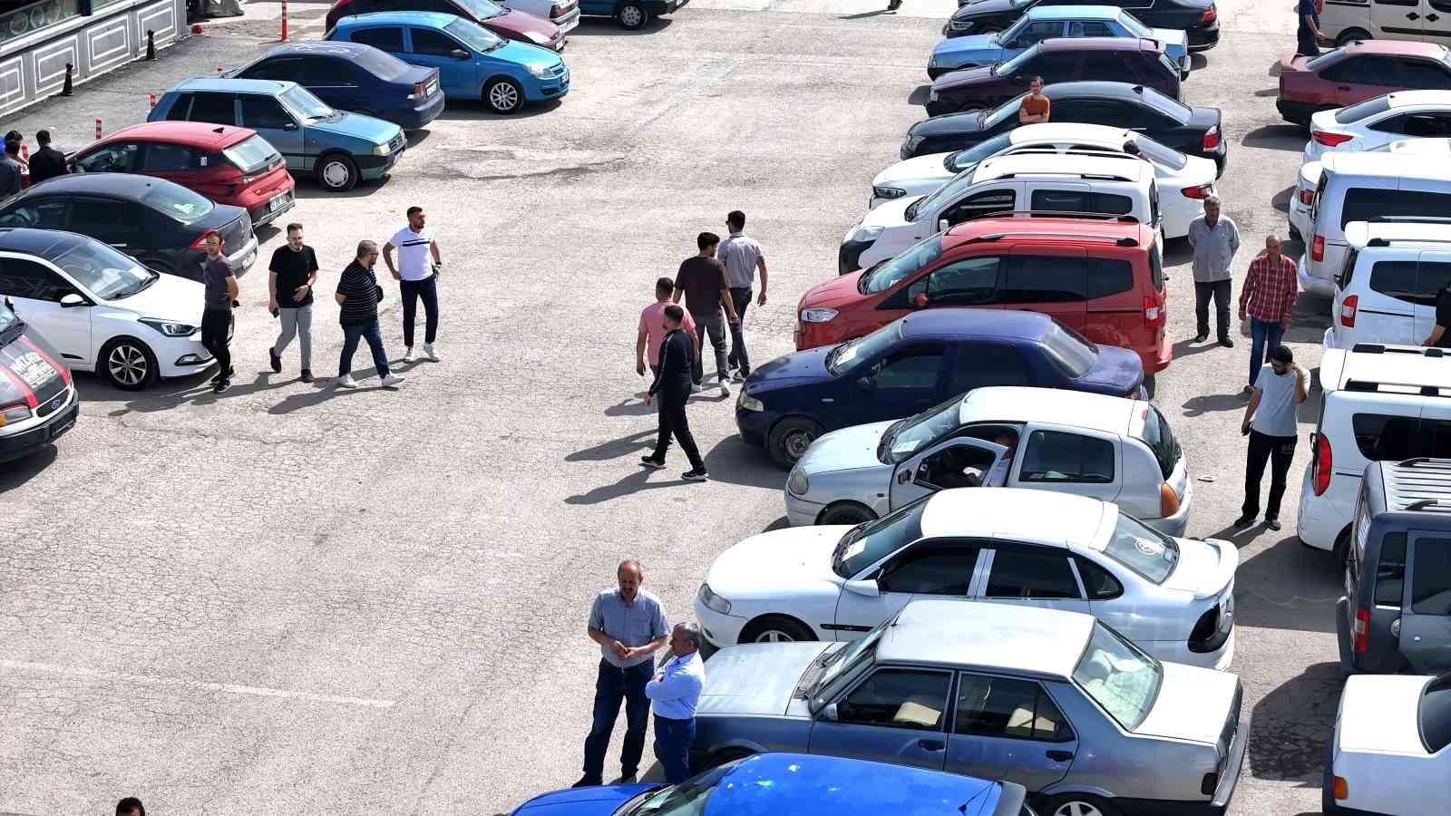 Malatya Açık Oto Pazarı'nda satıcı da alıcı da beklemede