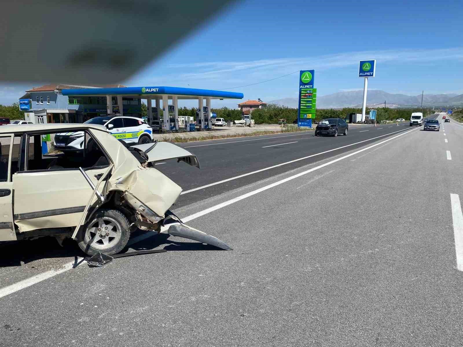Malatya'da iki otomobil çarpıştı: 4 yaralı
