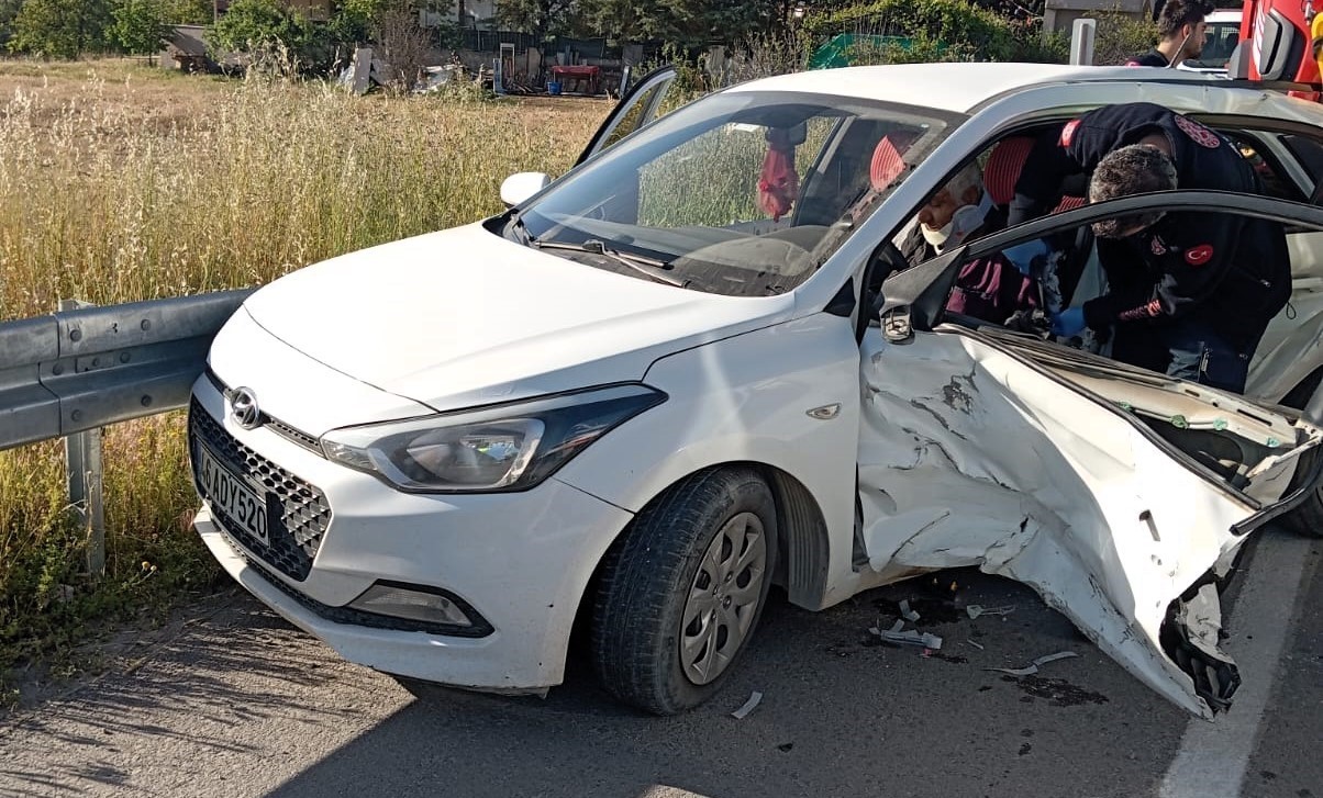 Malatya'da ışık ihlali nedeniyle meydana gelen kazada 3 kişi yaralandı