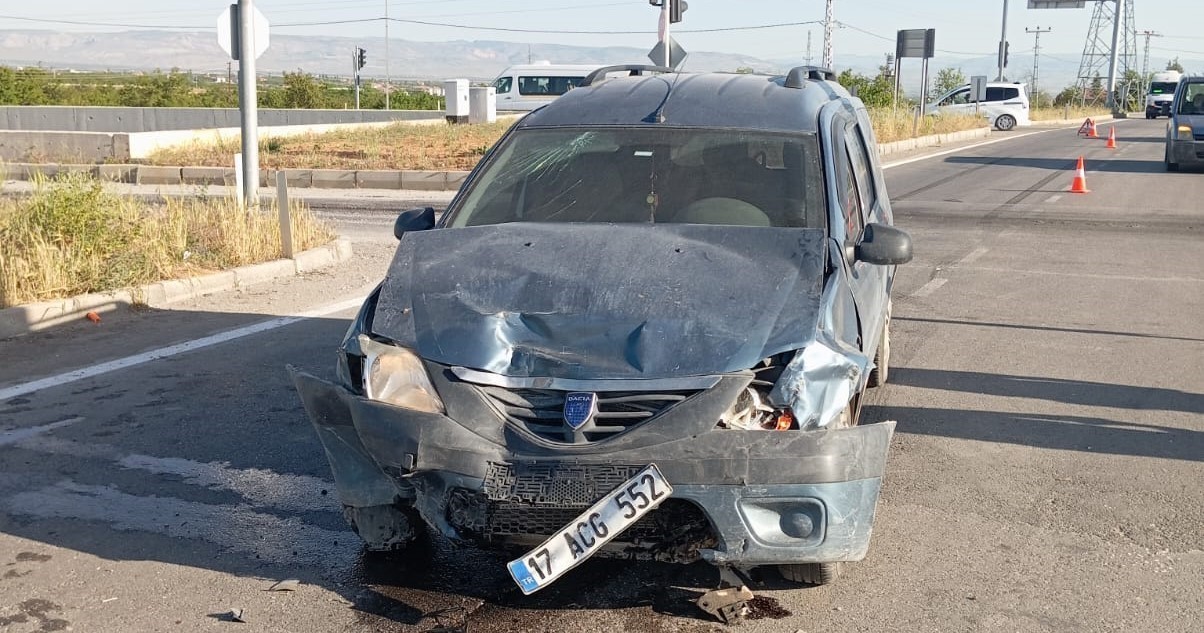 Malatya'da ışık ihlali nedeniyle meydana gelen kazada 3 kişi yaralandı