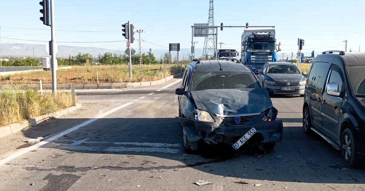 Malatya'da ışık ihlali nedeniyle meydana gelen kazada 3 kişi yaralandı