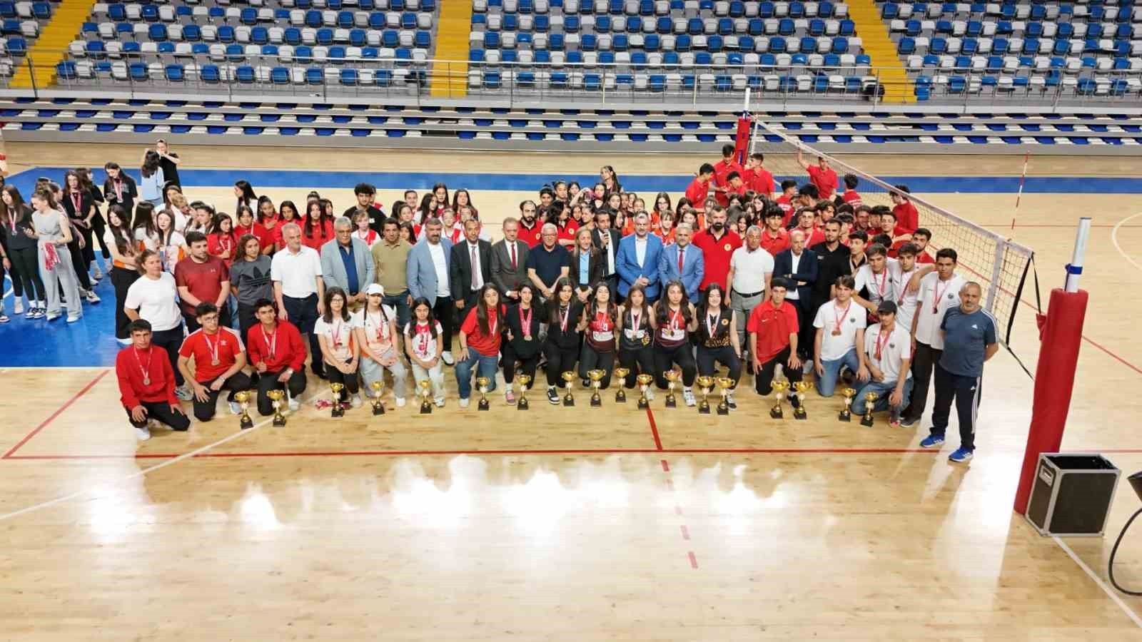 Malatya'da voleybolda kupalar sahibini buldu