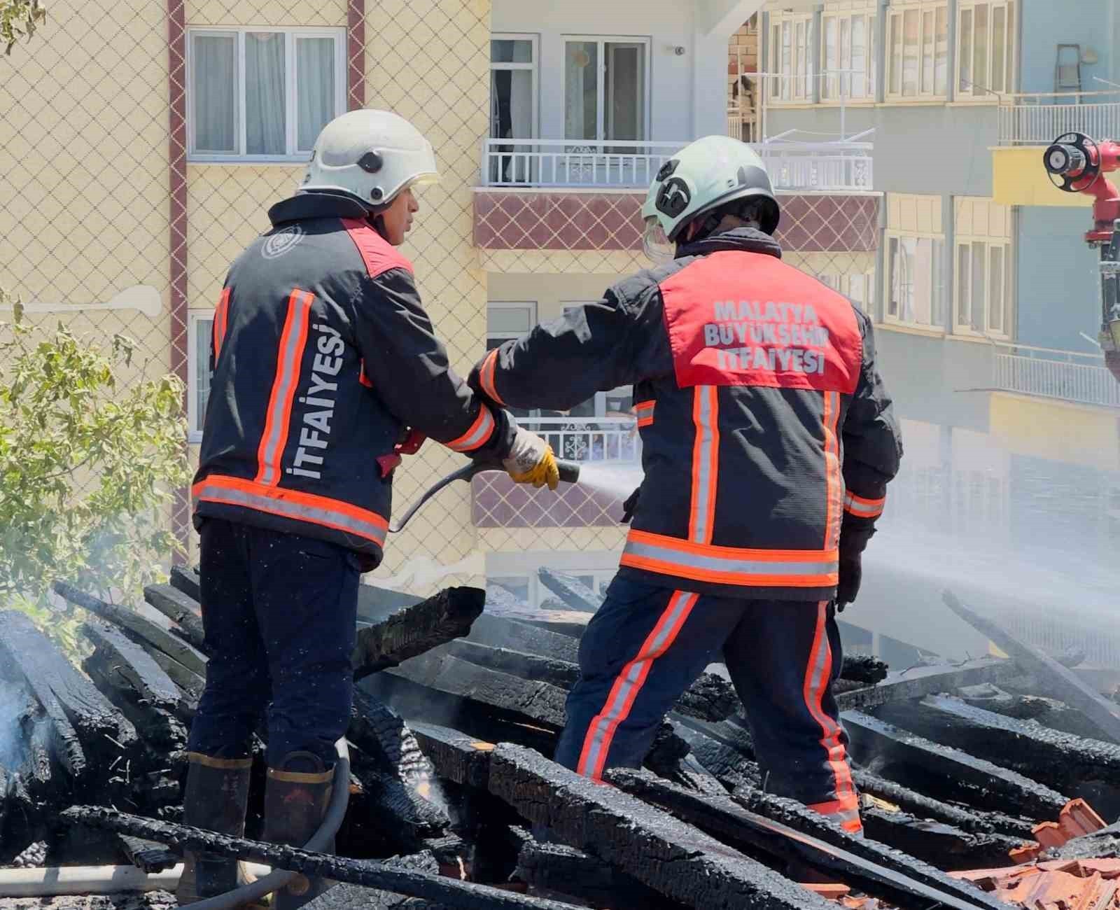 Malatya'da ağır hasarlı okulun çatısında korkutan yangın