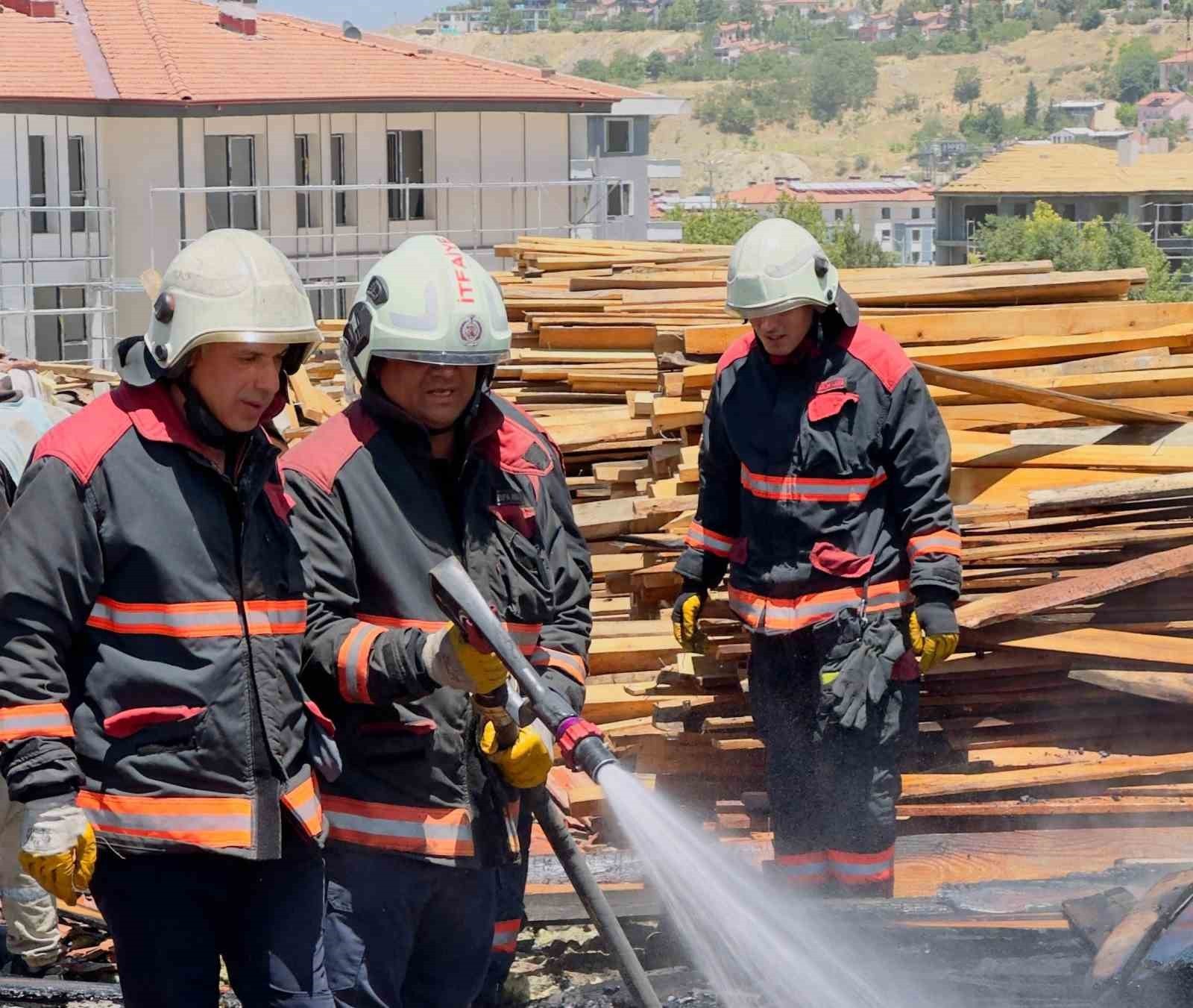 Malatya'da ağır hasarlı okulun çatısında korkutan yangın