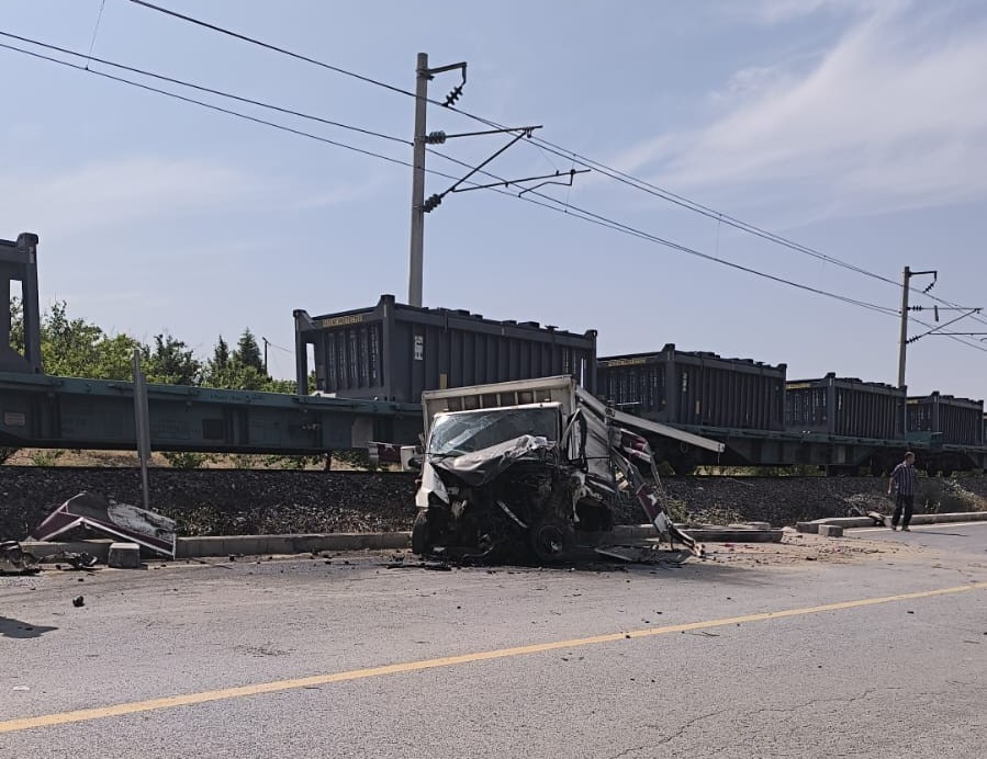 Malatya'da yük treni kamyonete çarptı