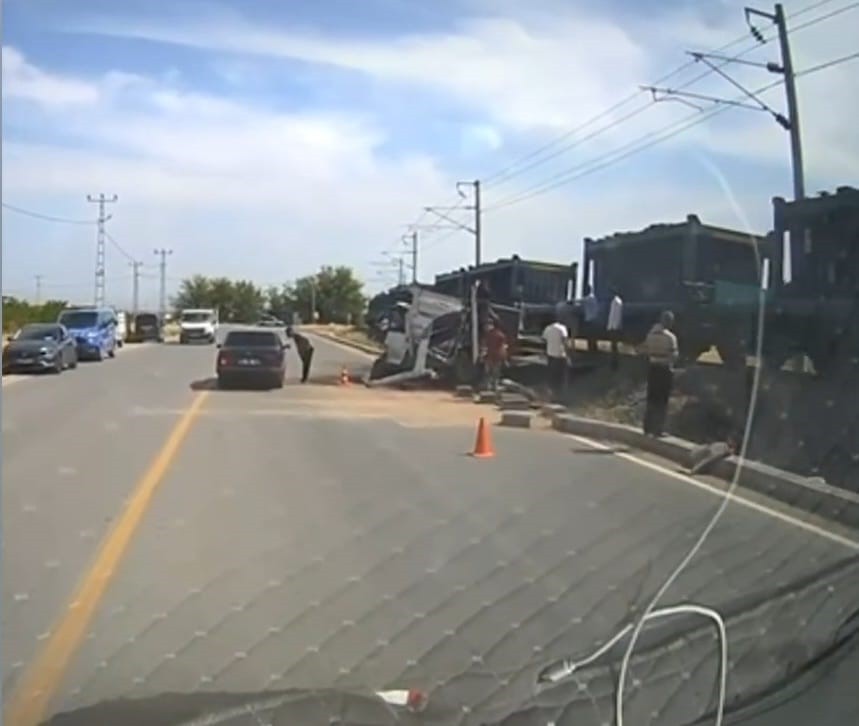 Malatya'da yük treni kamyonete çarptı